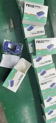 Aman 58*32*33.2mm 1060hPa Pulse Oximeter Dengan Monitor Detak Jantung Dual Color OLED